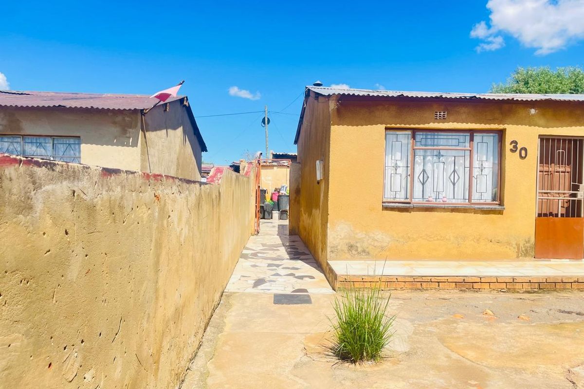 2 Bedroom House and 5 Outside Rooms - Photo 5