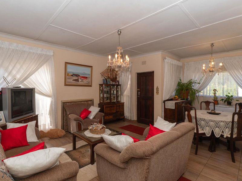 Charming 3-Bedroom Family Home with Income-Generating Bachelor Cottage in Birchleigh - Photo 4