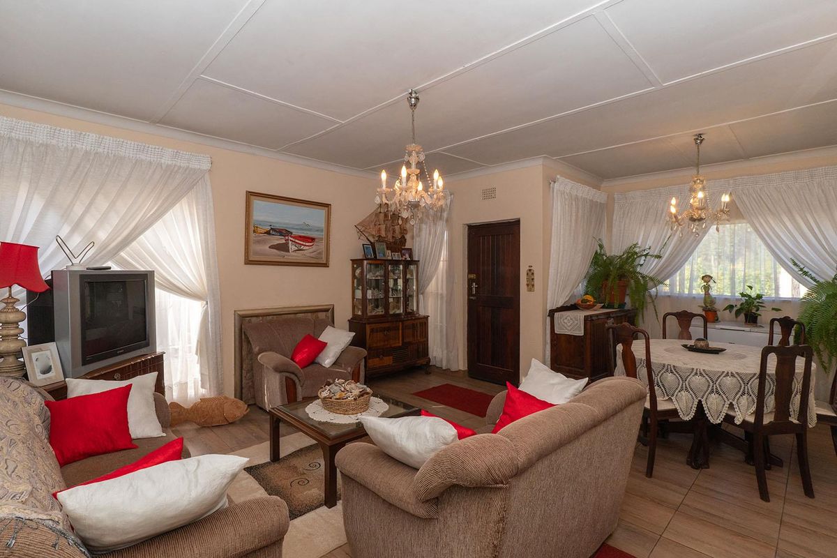 Charming 3-Bedroom Family Home with Income-Generating Bachelor Cottage in Birchleigh - Photo 4