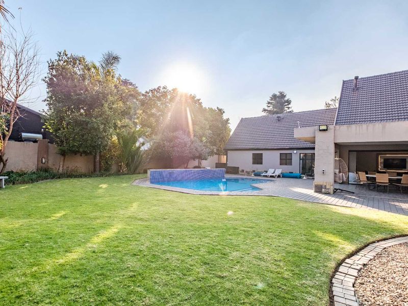 Luxurious 5-Bedroom Home situtated in Lakefield with Heated Pool & Borehole Access - Photo 5