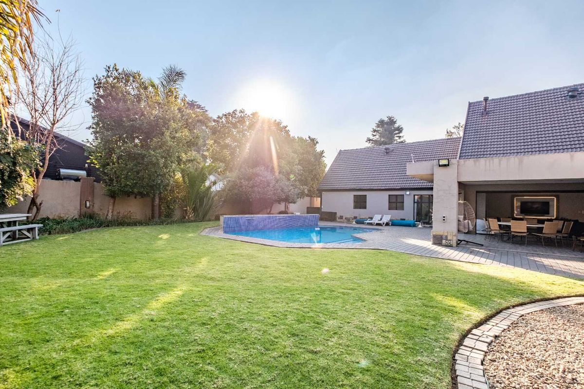 Luxurious 5-Bedroom Home situtated in Lakefield with Heated Pool & Borehole Access - Photo 5