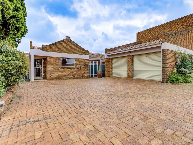 SECURE, PEACEFUL LIVING - PET FRIENDLY and LOW LEVY too! - Photo 2