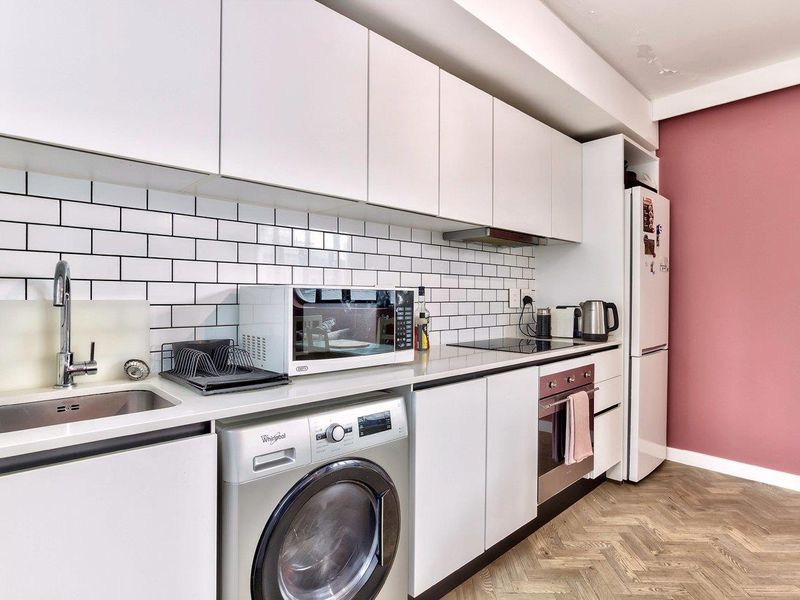 Stylish City Living and Airbnb with Iconic Design & good Views - Photo 6