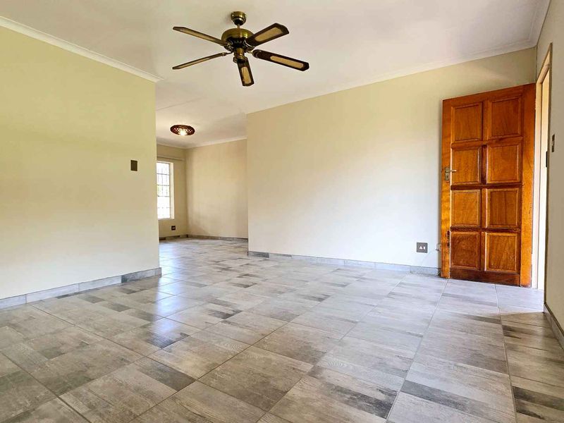 SPACIOUS 3 BEDROOM TOWNHOUSE IN DOORNPOORT - Photo 2