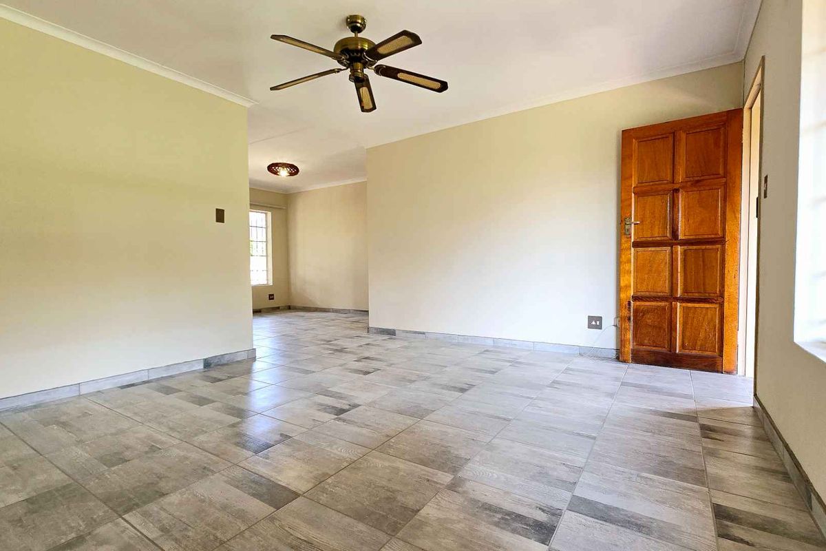 SPACIOUS 3 BEDROOM TOWNHOUSE IN DOORNPOORT - Photo 2