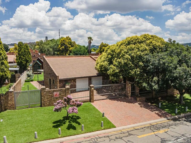 Modern 3 Bedroom Home with Bachelor’s pad for Sale in Glenvista! - Photo 2