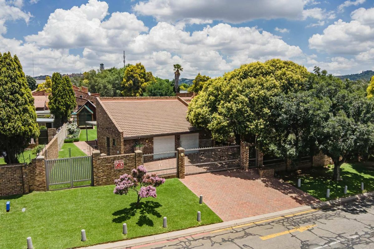 Modern 3 Bedroom Home with Bachelor’s pad for Sale in Glenvista! - Photo 2