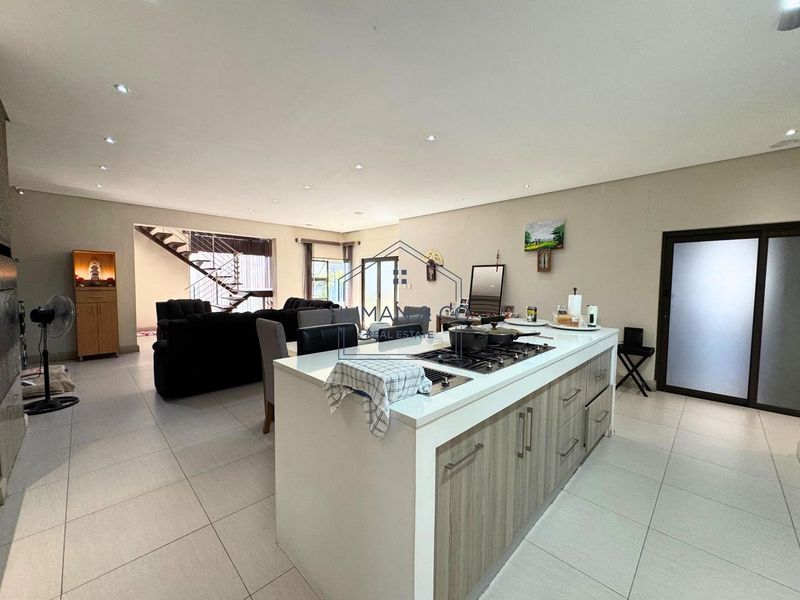 Stunning Modern 5-Bedroom Home in Fairway Estate - Photo 6