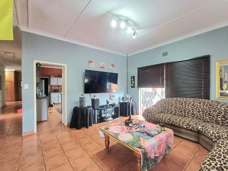 Well positioned, Family Home with 2 Flats, a Borehole and Swimming pool - Photo 9