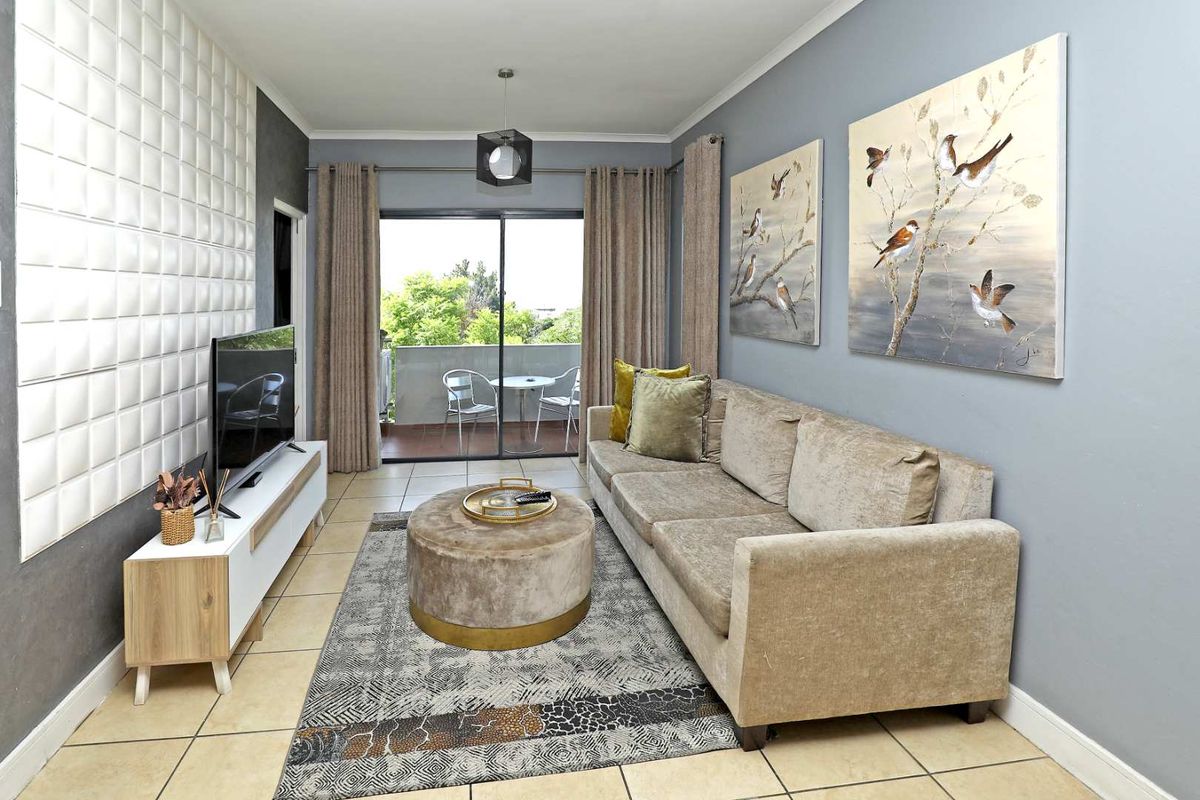 Stylish and Secure 2 bedroom Furnished apartment at The Cube Rivonia! - Photo 2