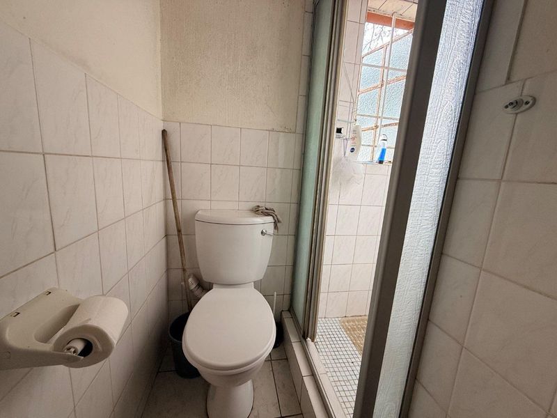 Charming 2BR Apartment: Secure, Spacious, and Central - Photo 10