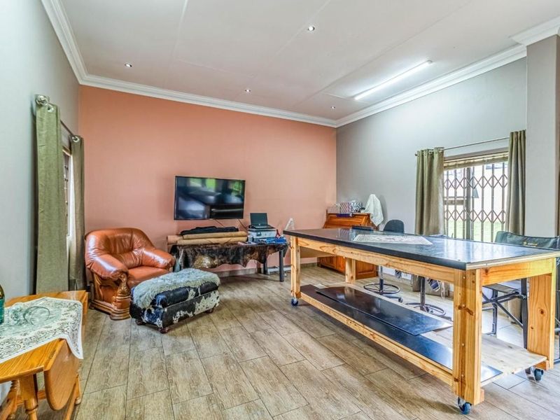 4 Bedroom House For Sale in Rangeview - Krugersdorp. - Photo 9