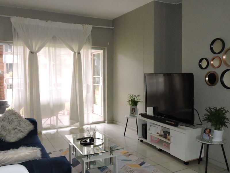 Charming Ground Floor Unit in Waterkloof Glen - Photo 7