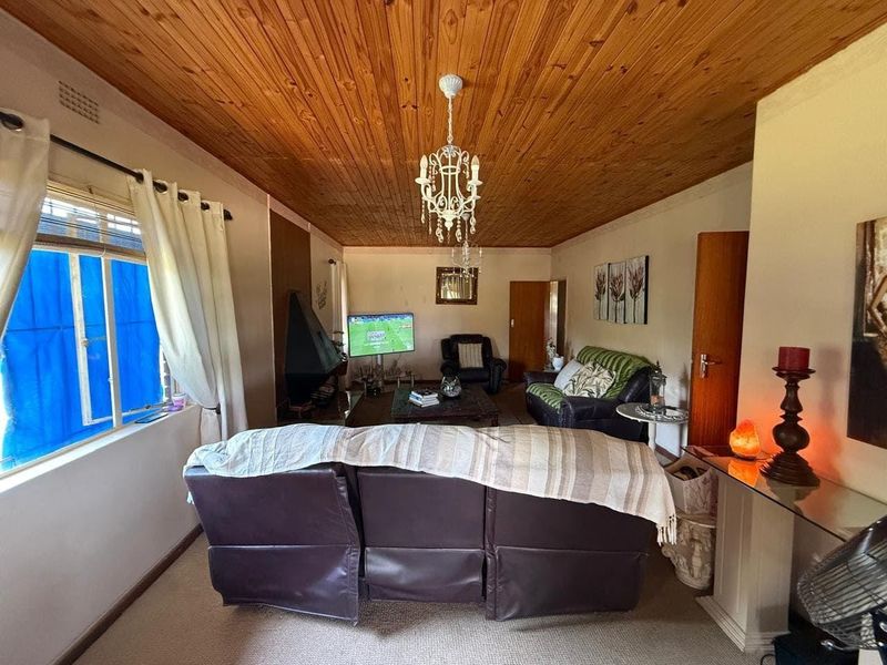 Comfortable Family Home with Flatlet Potential and Established Garden in Estcourt. - Photo 7