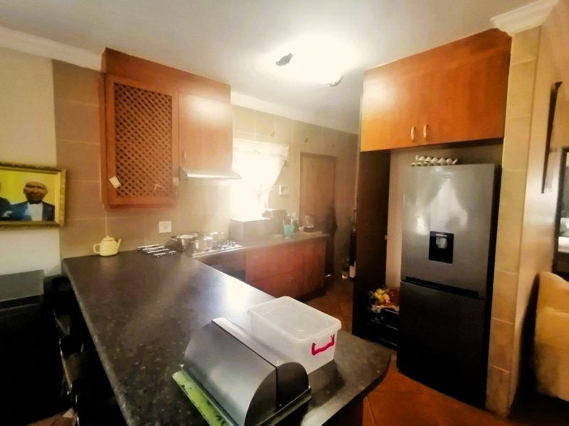 Beautiful Home in a Well maintained Complex - Photo 5