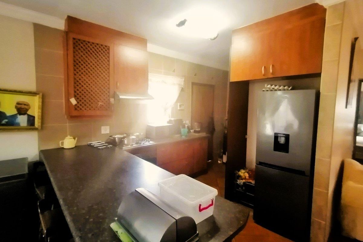 Beautiful Home in a Well maintained Complex - Photo 5