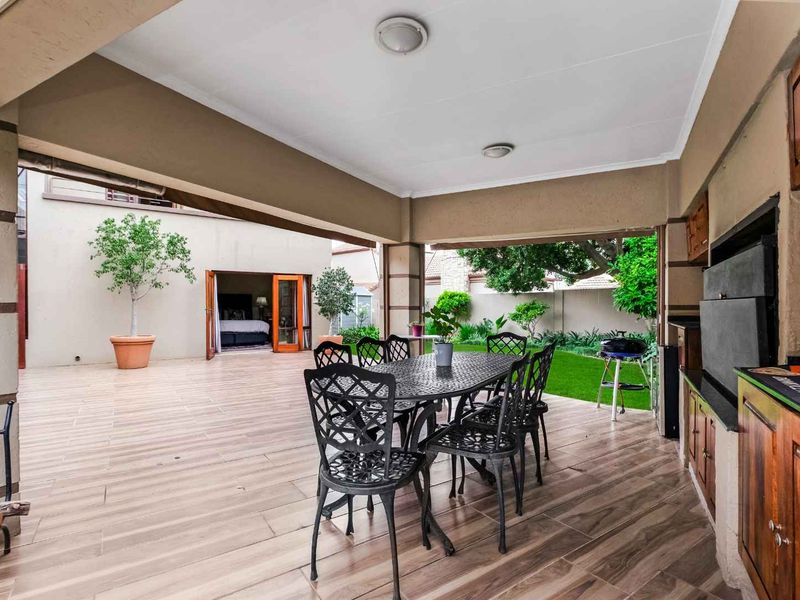 STUNNING FAMILY HOME BOASTING ALL THE BEST QUALITIES ONE WANTS IN A HOME - Photo 9