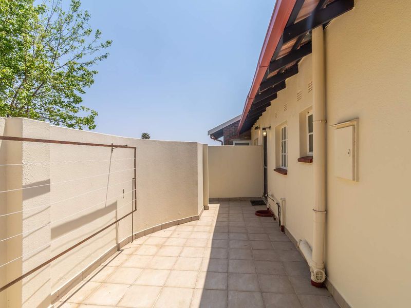 Stunning Townhouse in sought-after Retirement Village - Photo 7