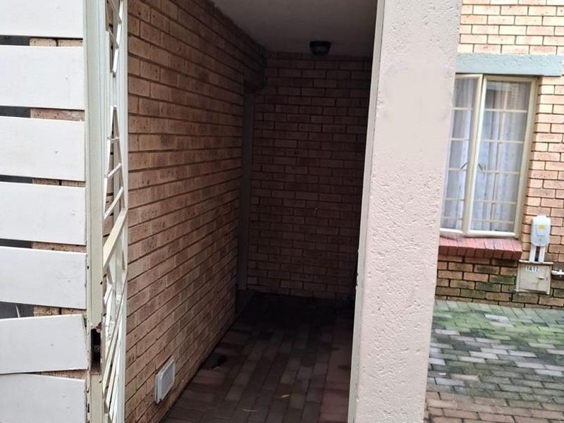 Two bedroom apartment in secure complex - Photo 2