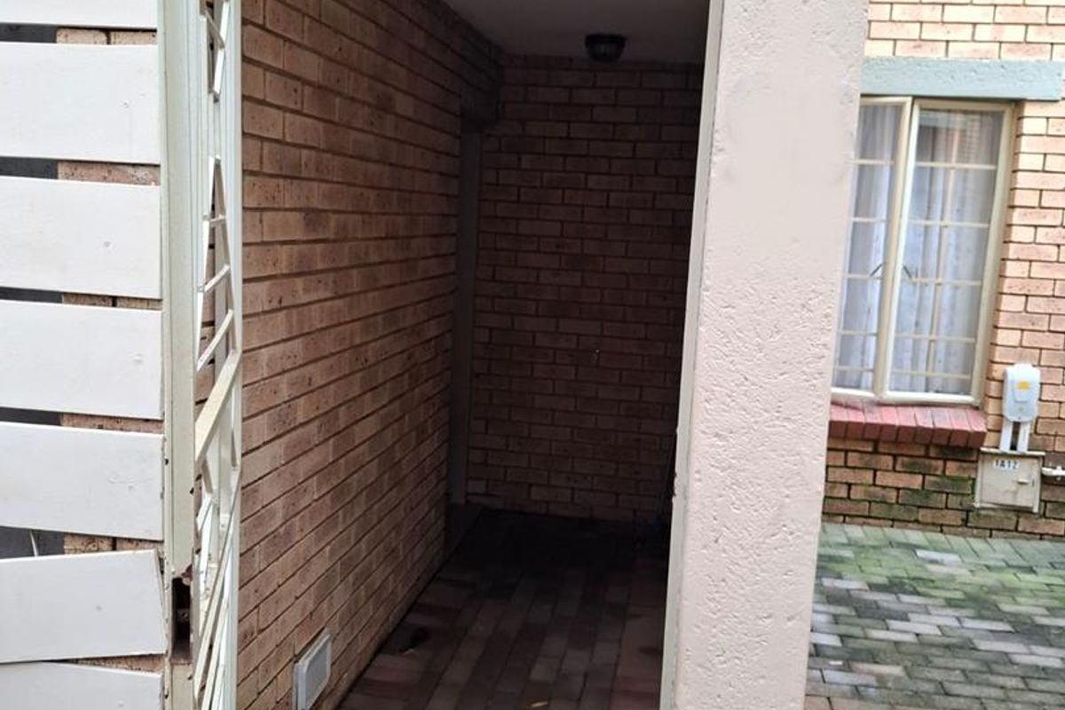 Two bedroom apartment in secure complex - Photo 2