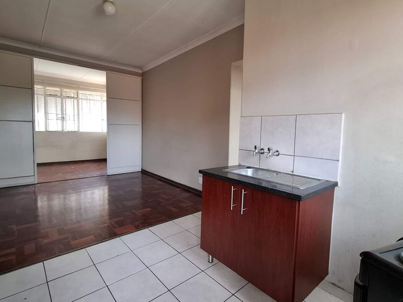 Spacious 2 Bedroom Shared Unit Available for Rent - Photo 3