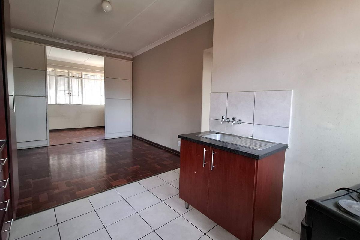 Spacious 2 Bedroom Shared Unit Available for Rent - Photo 3