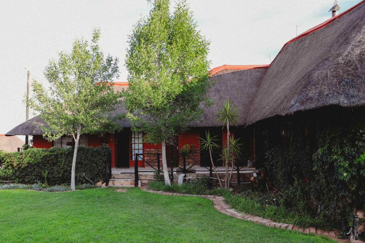 RENOWNED GUEST FARM / LODGE FOR SALE IN GOBABIS - NAMIBIA - Photo 3