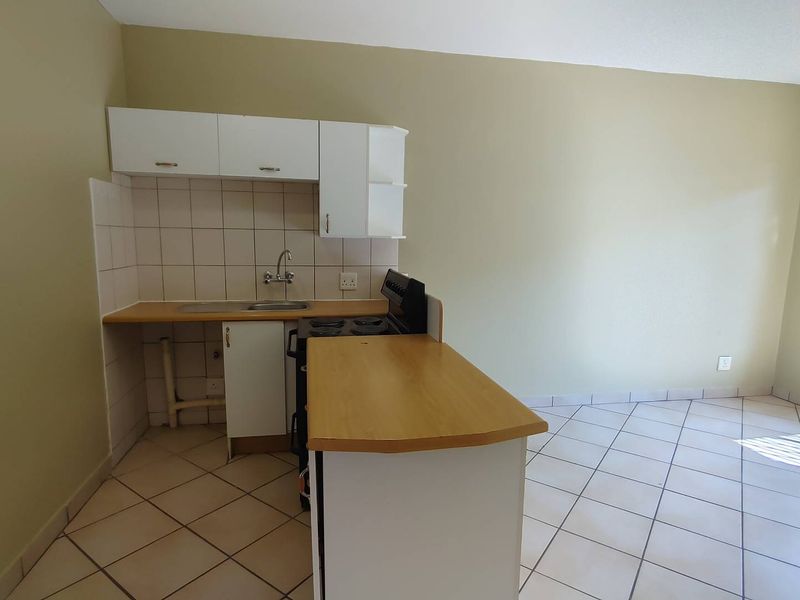 SPACIOUS 1 BEDR GROUNDFLOOR - Photo 3