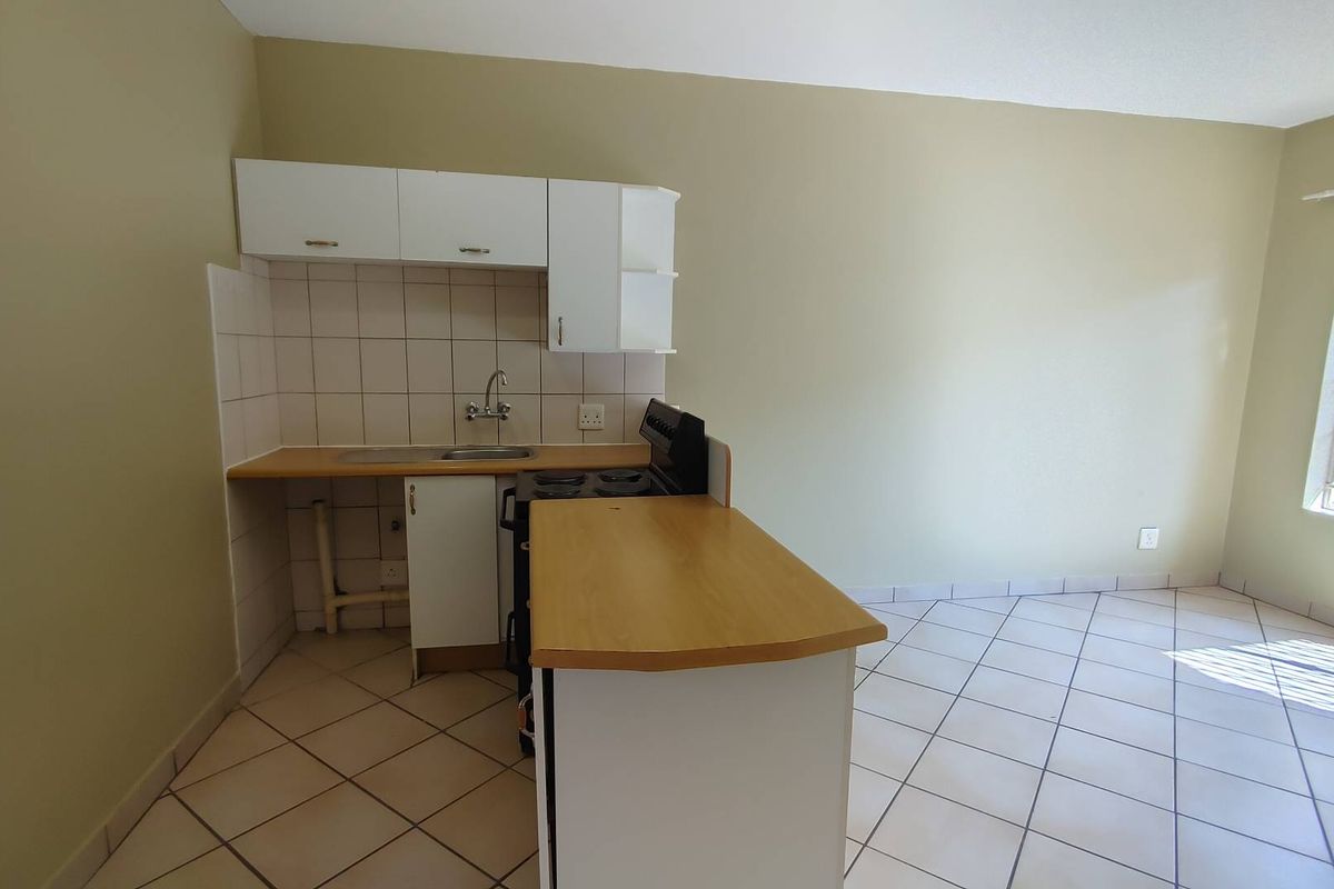 SPACIOUS 1 BEDR GROUNDFLOOR - Photo 3