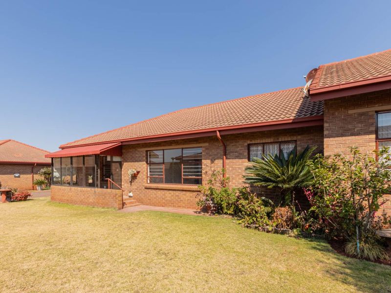 Charming Retirement Living - Photo 5