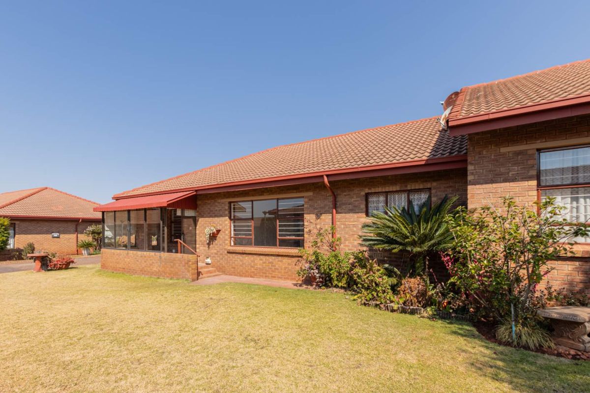 Charming Retirement Living - Photo 5