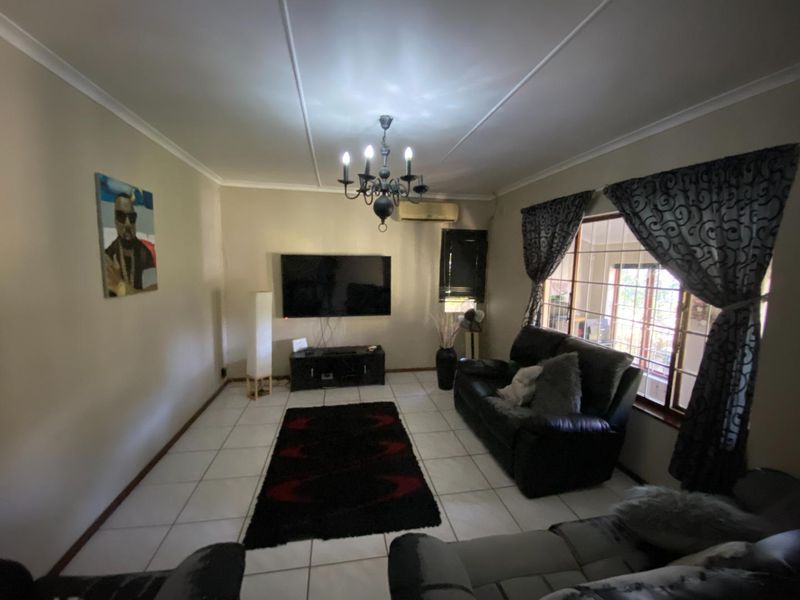 Convenience at Your Doorstep: Centrally Located 3BR House with Pool - Photo 3