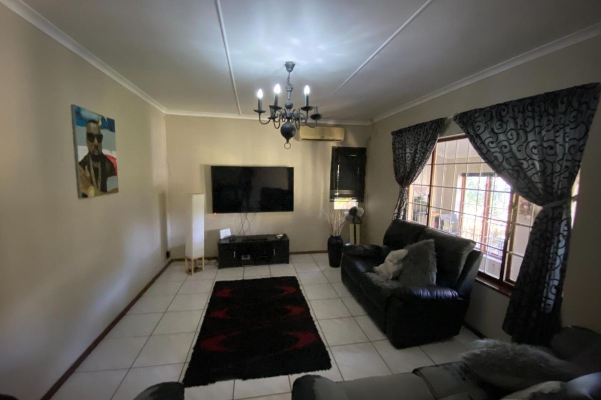 Convenience at Your Doorstep: Centrally Located 3BR House with Pool - Photo 3