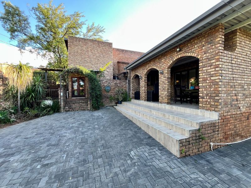 4 bedroom home with flatlet in boomed off area - Photo 7