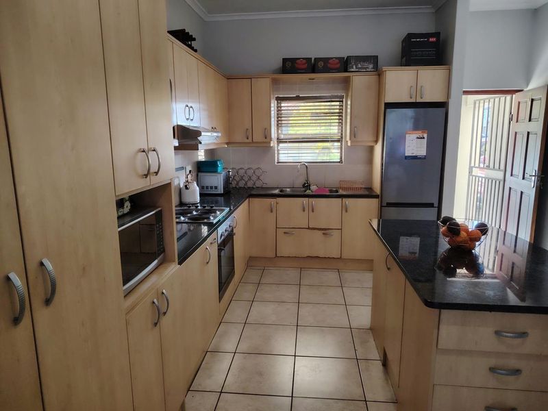 Three-bedroom townhouse in a secure gated complex in Vredenberg Bellville. - Photo 4