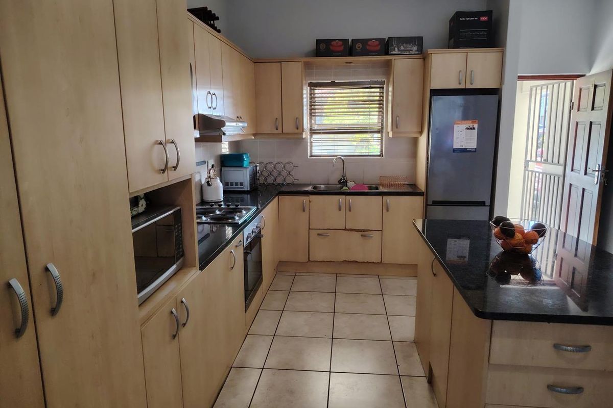 Three-bedroom townhouse in a secure gated complex in Vredenberg Bellville. - Photo 4