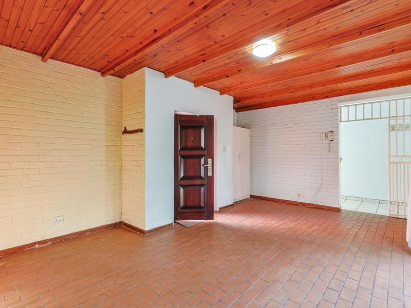 Expansive 9-Bedroom Property on a Generous 1887sqm Lot - Photo 5