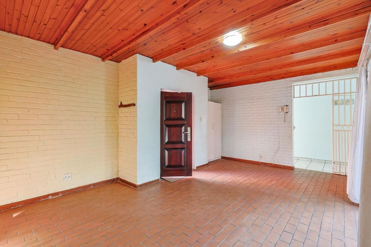 Expansive 9-Bedroom Property on a Generous 1887sqm Lot - Photo 5