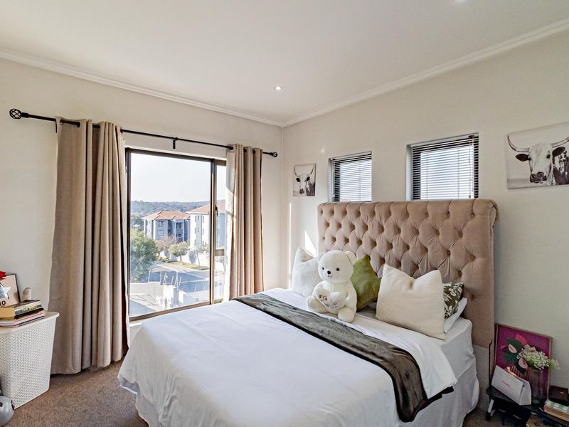 Stylish Corner Loft Apartment in a Sought After Estate - Photo 4