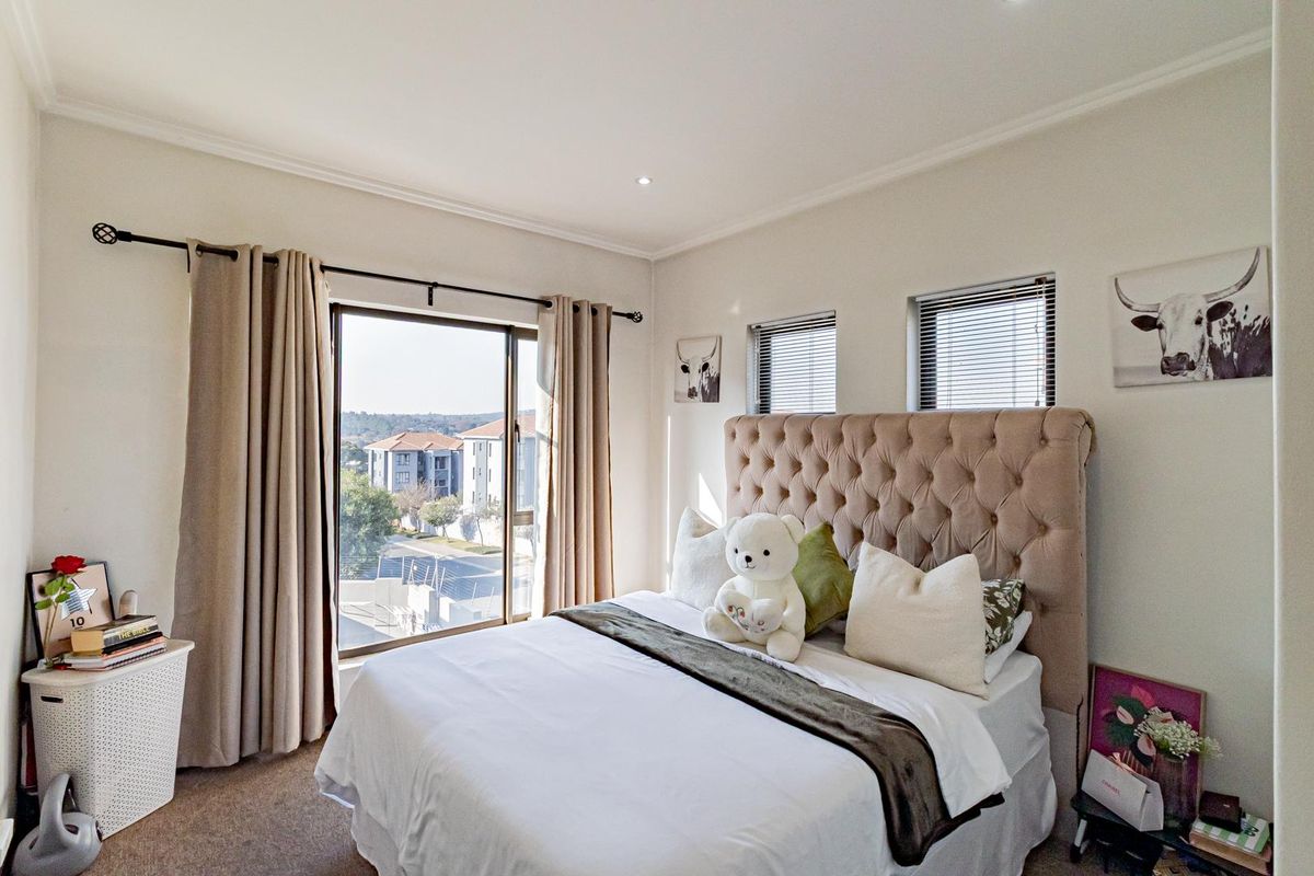 Stylish Corner Loft Apartment in a Sought After Estate - Photo 4