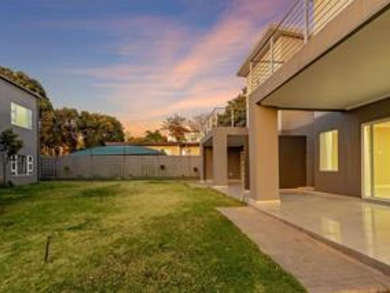 MAGNIFICENT 4 BEDROOM DOUBLE STORY HOME IN MORNINGSIDE MANOR. - Photo 4