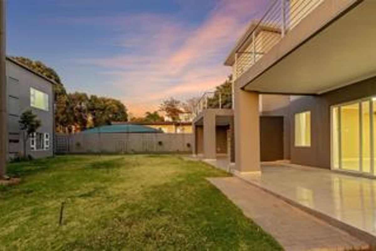 MAGNIFICENT 4 BEDROOM DOUBLE STORY HOME IN MORNINGSIDE MANOR. - Photo 4