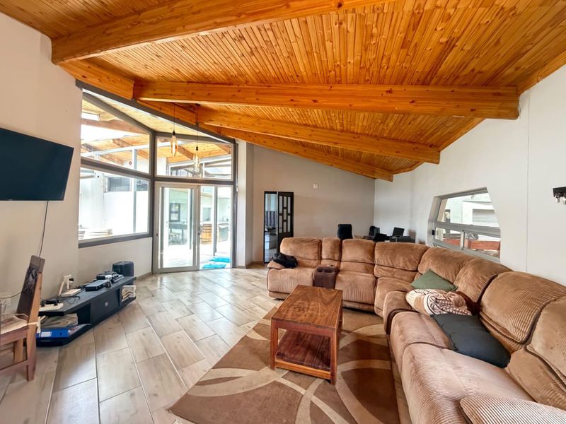 2 houses + 1 bedroom flat on one ERF FOR SALE! Massive investment opportunity! - Photo 9