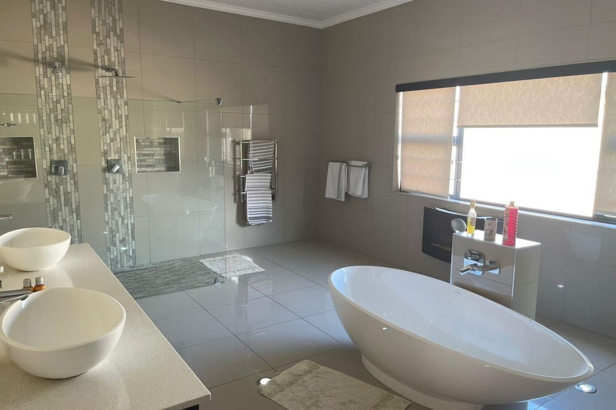 BREATH AWAY 3 BEDROOM HOME FOR SALE - MEERSIG, WALVISBAY - Photo 4