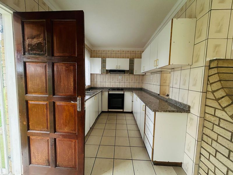 Spacious 1 Bedroom Garden Cottage on Large Shared Property - Photo 7