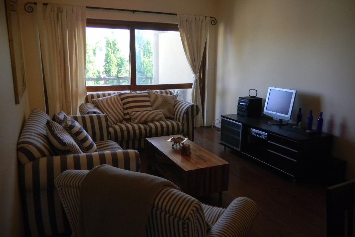 SPACIOUS 2 BED FULLY FURNISHED APARTMENT - Photo 3