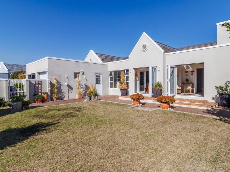 Spacious Coastal Family Living in the Heart of Sunningdale, Cape Town - Photo 6