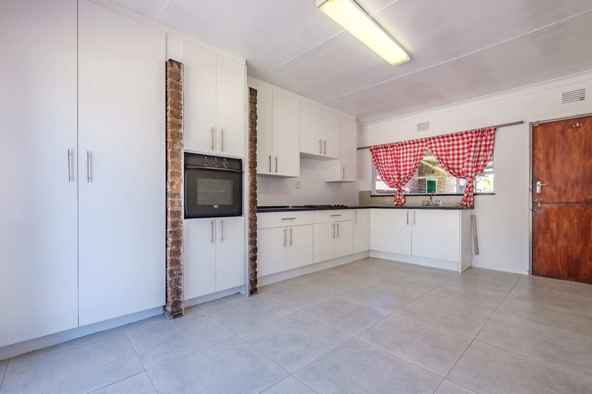 Parkrand "Renovated Kitchen & Baths in Spacious Family Retreat in semi enclosed area! - Photo 5