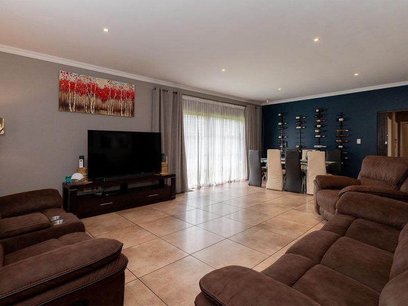 SPACIOUS FAMILY HOME IN ENCLOSURE - Photo 9