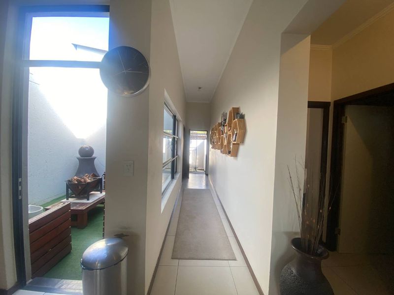 Serene living awaits, beautiful townhouse with top amenities - To Let - Photo 8